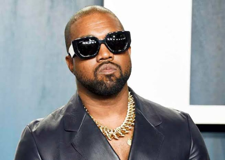 Kanye West es demandado por racismo por ex-empleado; exige 35 mil dólares 