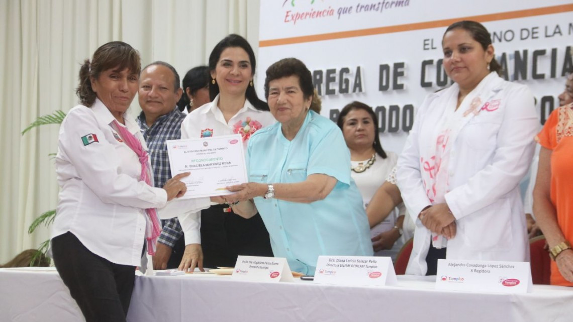 Entrega Magdalena Peraza acreditaciones a alumnas del Instituto de la Mujer