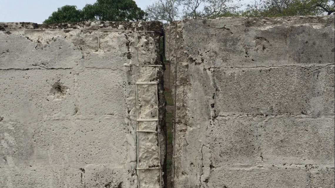 Barda sin cimientos en riesgo de caer sobre estudiantes