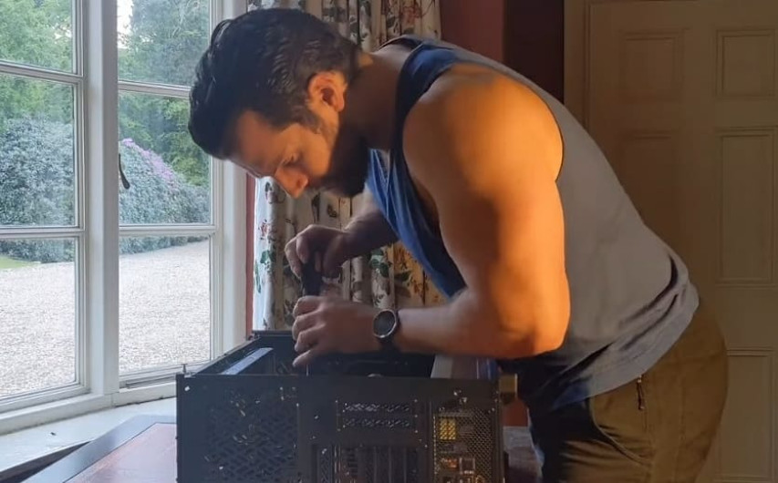 Henry Cavill enciende las redes con video armando su propia PC 