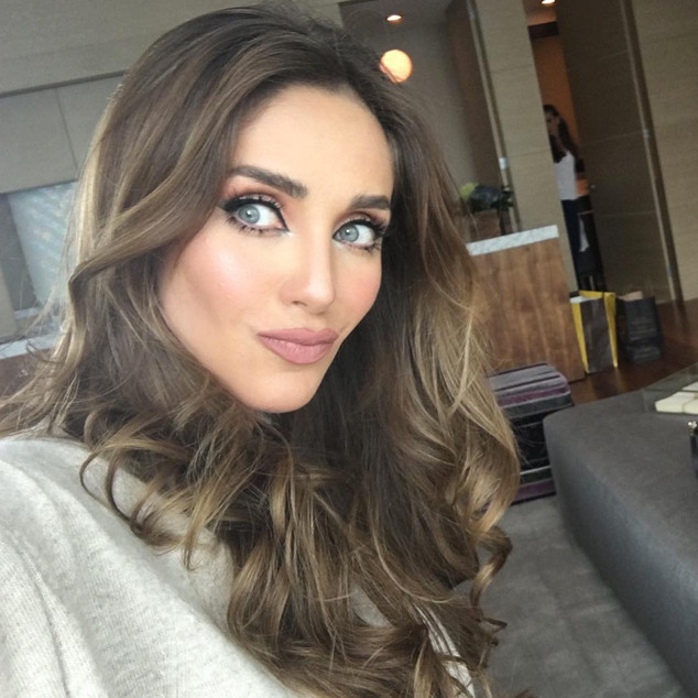 Anahí publica foto de su bebé en la que se aprecia su rostro