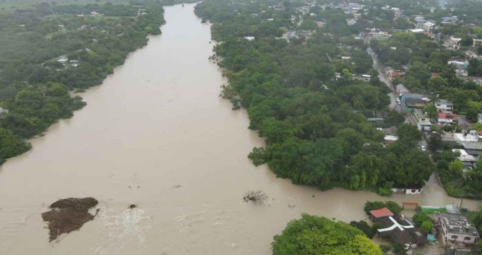 Río Blanco se desborda; autoridades alertan paso en la carretera Limón – Xicoténcatl