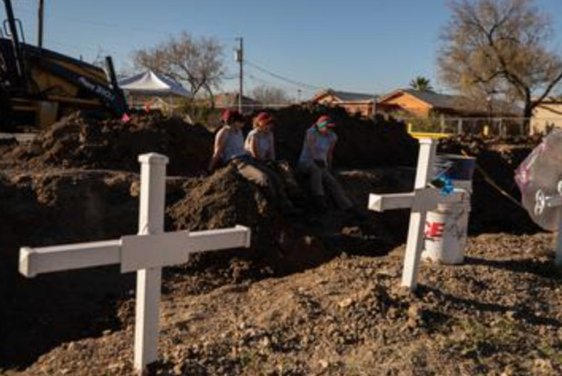 Universitarios exhuman cuerpos de migrantes y buscan a sus familias
