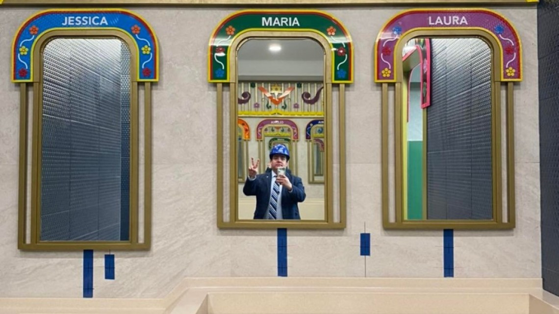 Lucha Libre y Xochimilco son plasmados en la decoración de los baños de AIFA 