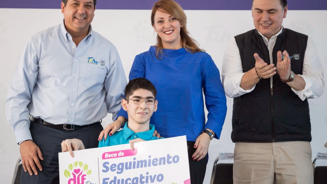 Entrega DIF Tamaulipas becas a estudiantes Sin Límites