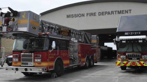Fuego consume almacén abandonado en Edinburg