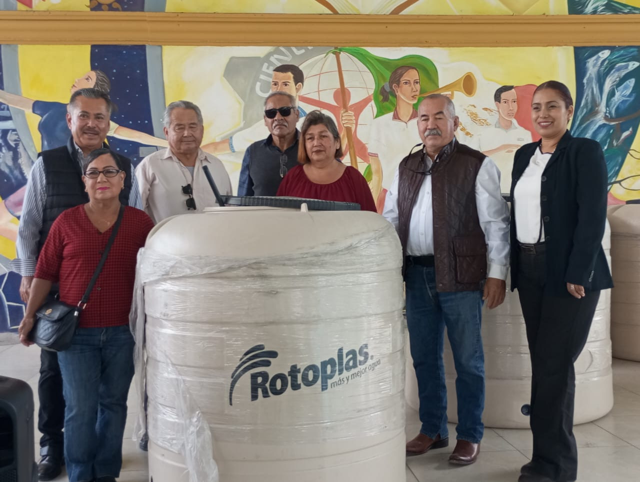 Reciben 25 familias tinacos subsidiados para almacenamiento de agua
