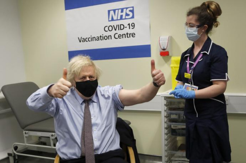 Primer ministro de Reino Unido recibe dosis de AstraZeneca