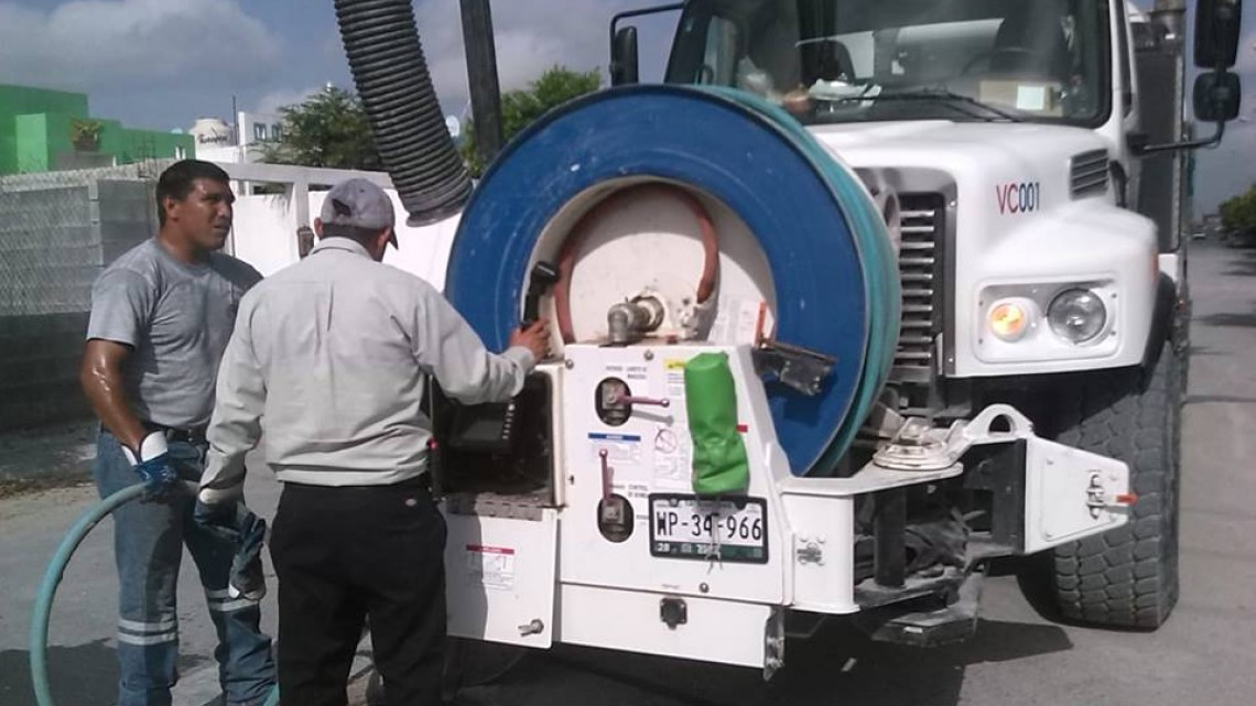 Comapa trabaja con equipo vactor