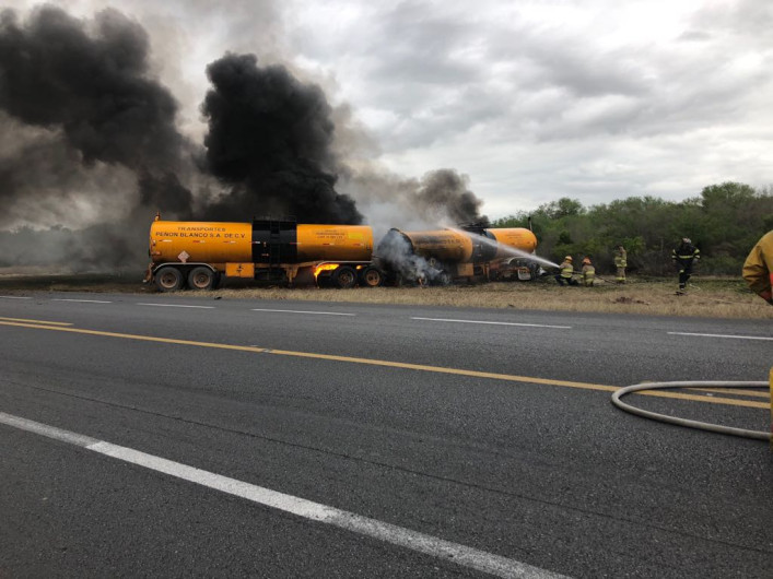 Chocan pipa y camioneta en la Zaragoza-Monterrey