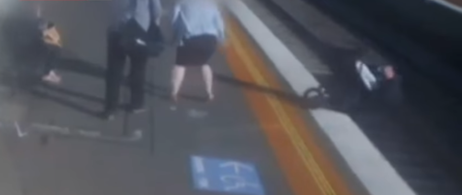 Cae bebé a vías del metro