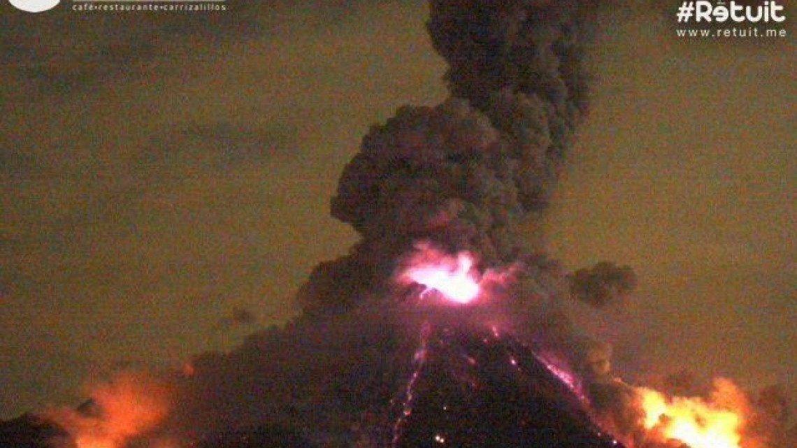 Volcán de Colima lanza fumarola con material incandescente