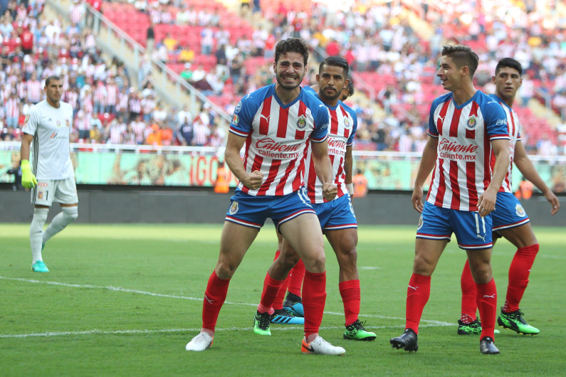 Chivas le pega al campeón Tigres