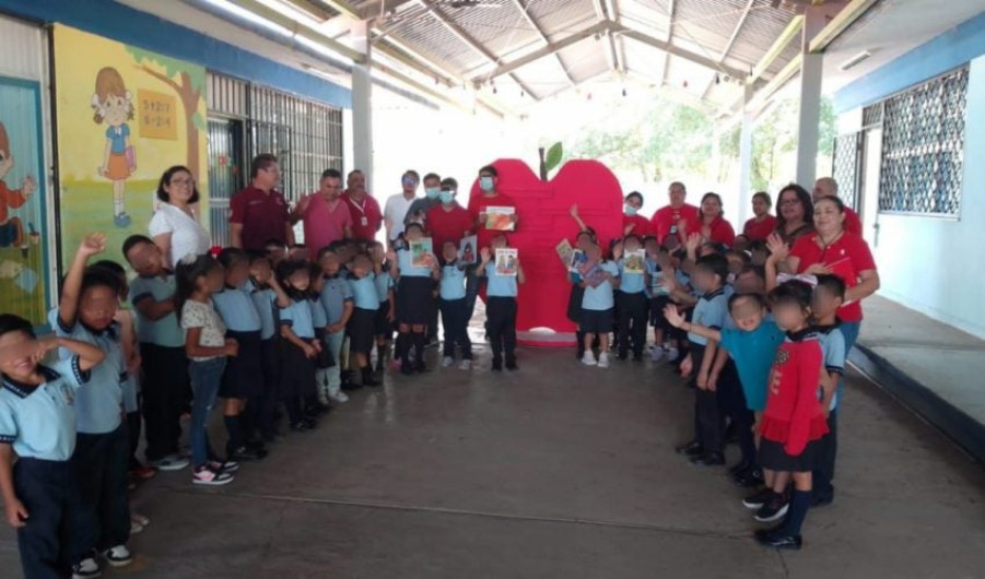 Adolescentes en proceso de reinserción social elaboran y donan libreros con madera reciclada