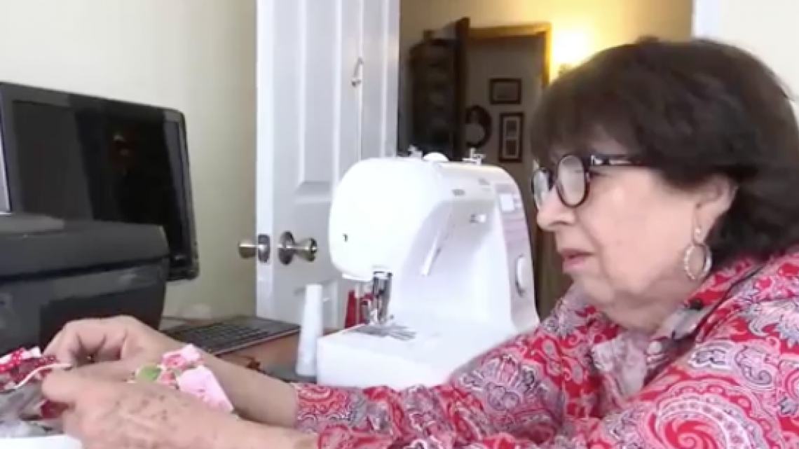 Ante la escasez, diseñadora de moda confecciona mascarillas para trabajadores de salud