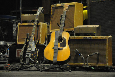 Hombre estafa a mujer mayor para comprarse 11 guitarras 
