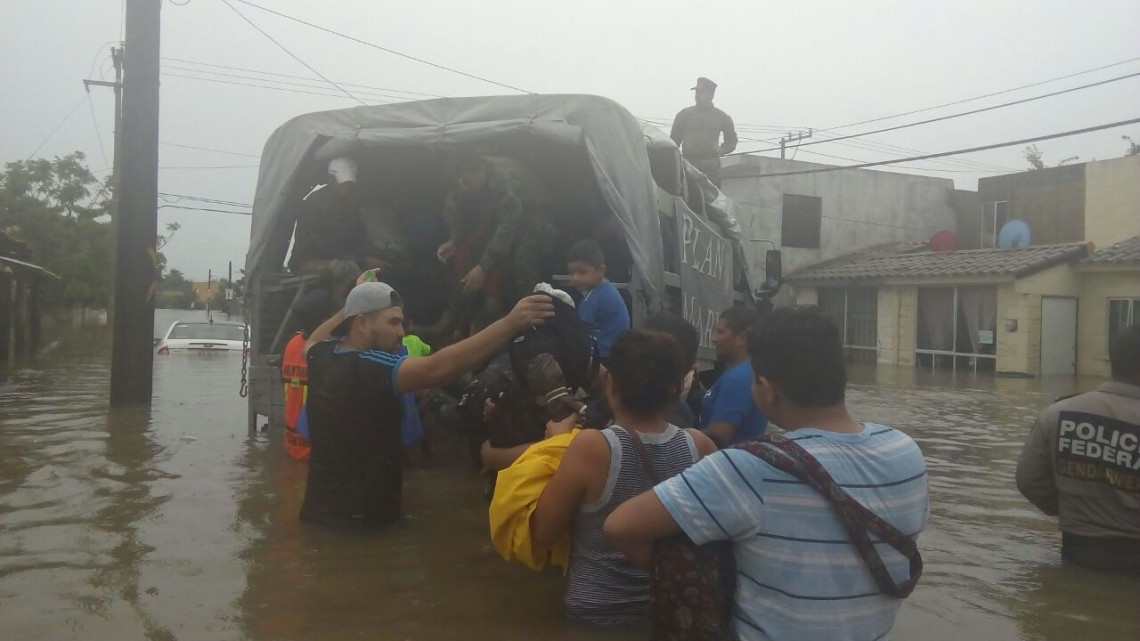 Familias son auxiliadas por autoridades, tras inundarse sus sectores