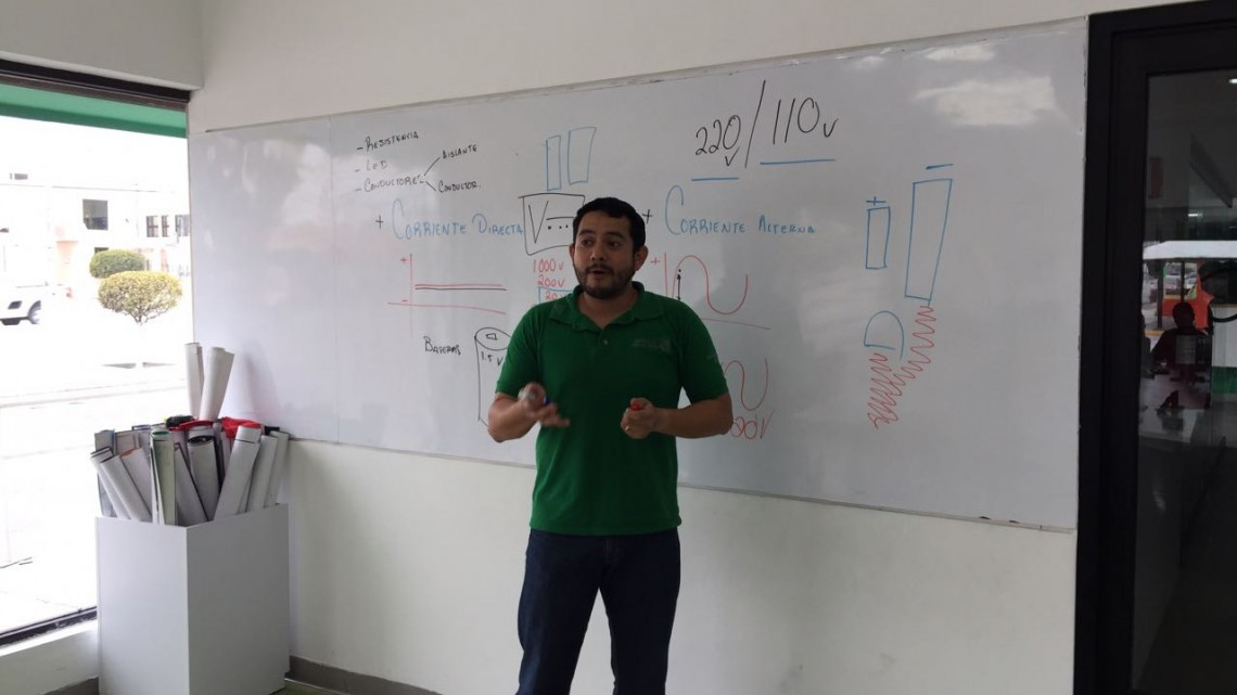 Imparten curso intensivo de robótica a niños de primaria 