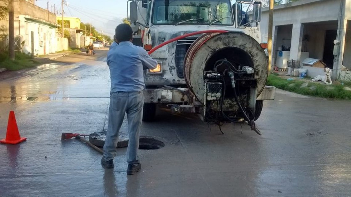 Comapa trabaja con equipo vactor