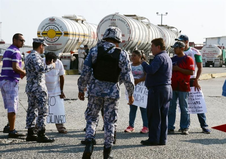 Llaman senadores del PRI y PAN a que protestas por 'gasolinazo' sea en el marco de legalidad