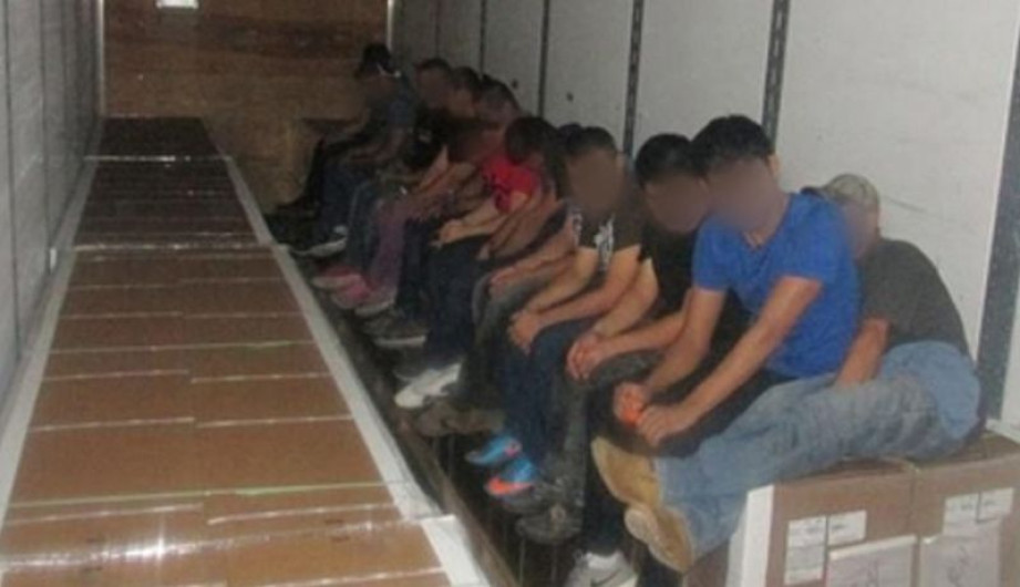 Rescatan a 12 inmigrantes indocumentados en sur de Texas