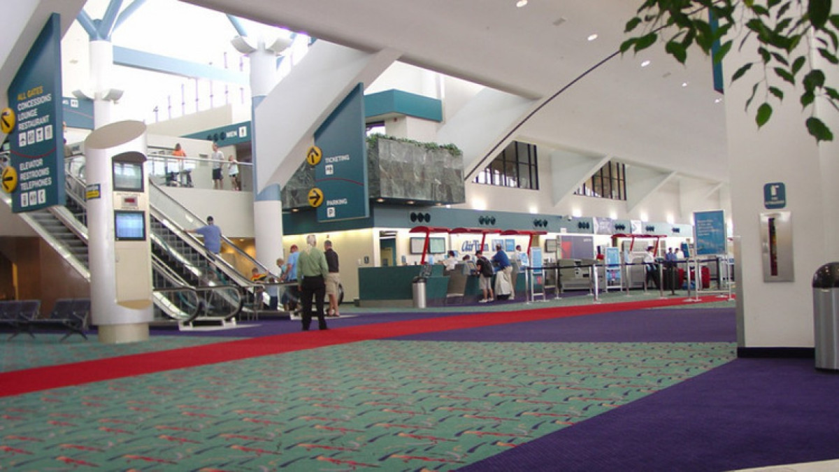 Evacuan aeropuerto en Michigan; apuñalan a un policía 