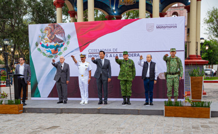 Encabeza alcalde ceremonia de honores a la bandera 