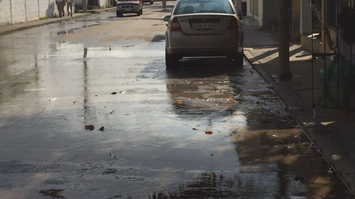 Agua se desperdicia por enorme fuga en sector Montealto