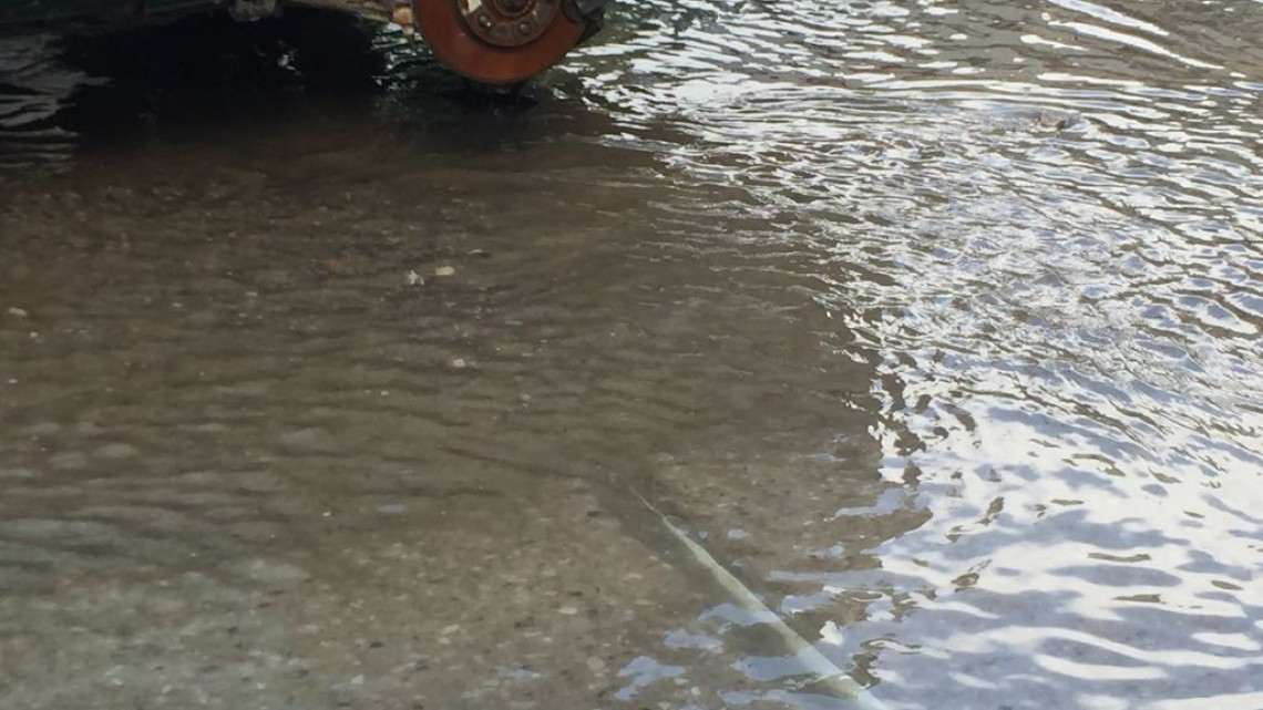 Agua se desperdicia por enorme fuga en sector Montealto