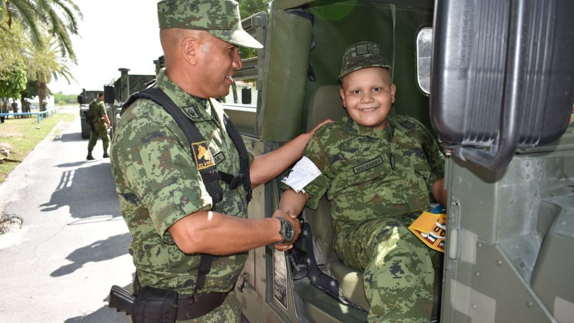 Juan Pablo Macarena es nombrado Soldado Honorario por un día