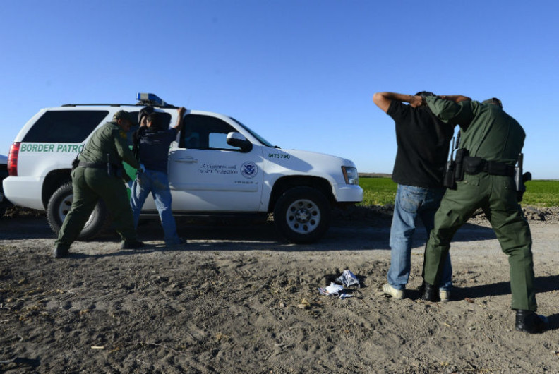 Arrestan a agente de EU por ayudar a ingresar a inmigrante