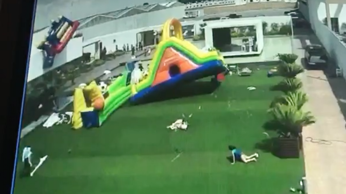 “Aironazo” desprende inflables, más de 5 niños lesionados   