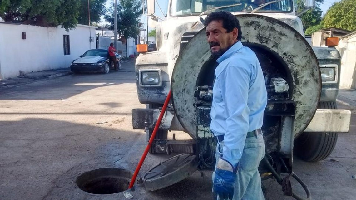 Comapa trabaja con equipo vactor