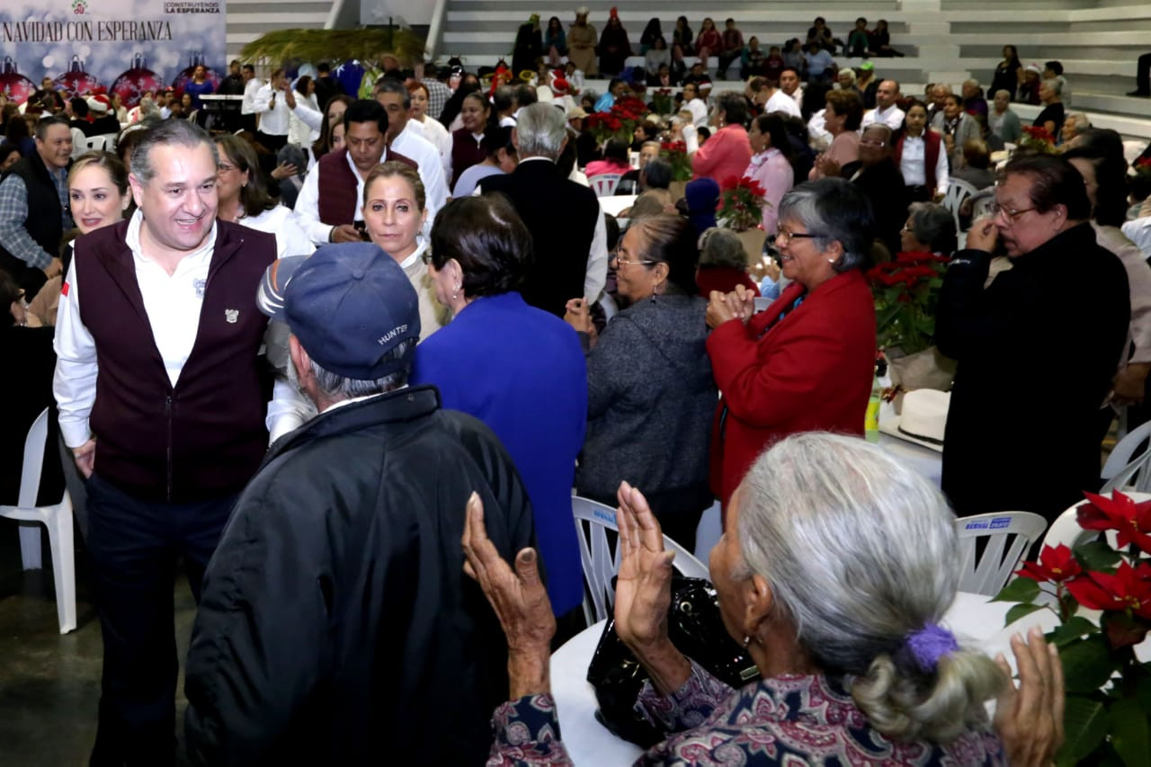 Lleva Adrián Oseguera espíritu navideño a adultos mayores 