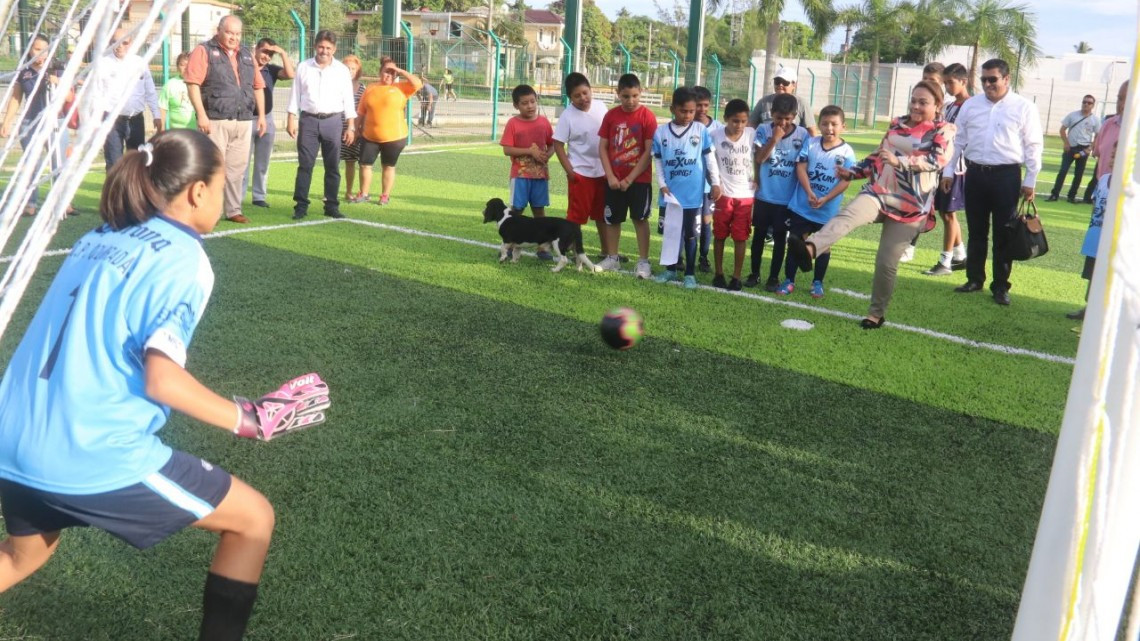 Inaugura Ayuntamiento campo de pasto sintético en la “Borreguera”