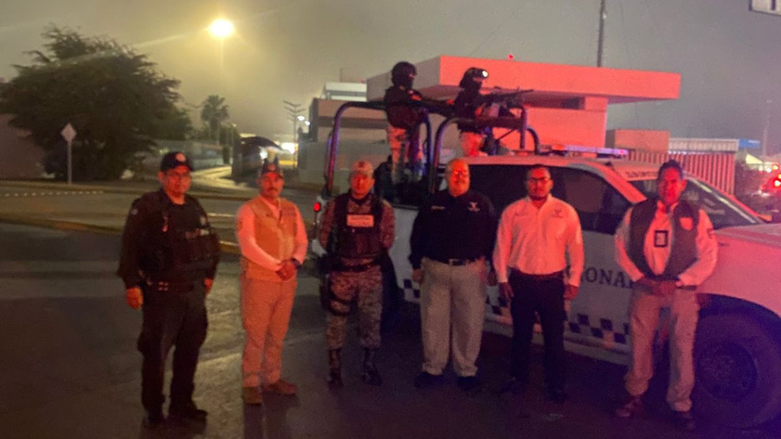 Arriban caravanas de paisanos por el puente internacional Pharr