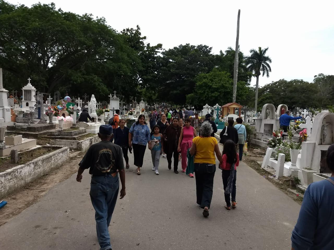 Acuden a los panteones de Tampico 25 mil personas
