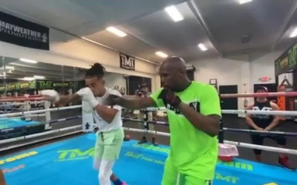 Ozuna realiza sesión de entrenamiento de boxeo con Mayweather