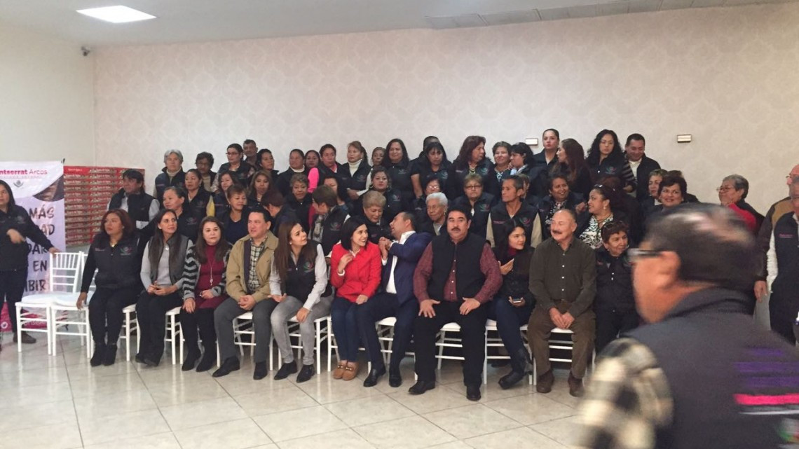 Entrega diputada chalecos y rocas de reyes a líderes de colonia