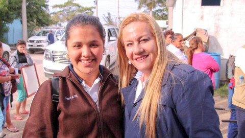 Entregan apoyos a adultos mayores