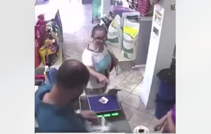 #VIDEO Pájaro entra, roba dinero y se va