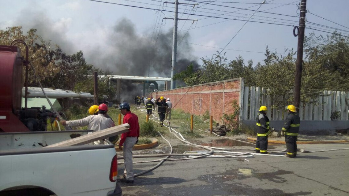 Incendio de zacatal a punto de generar explosión de ductos de Pemex
