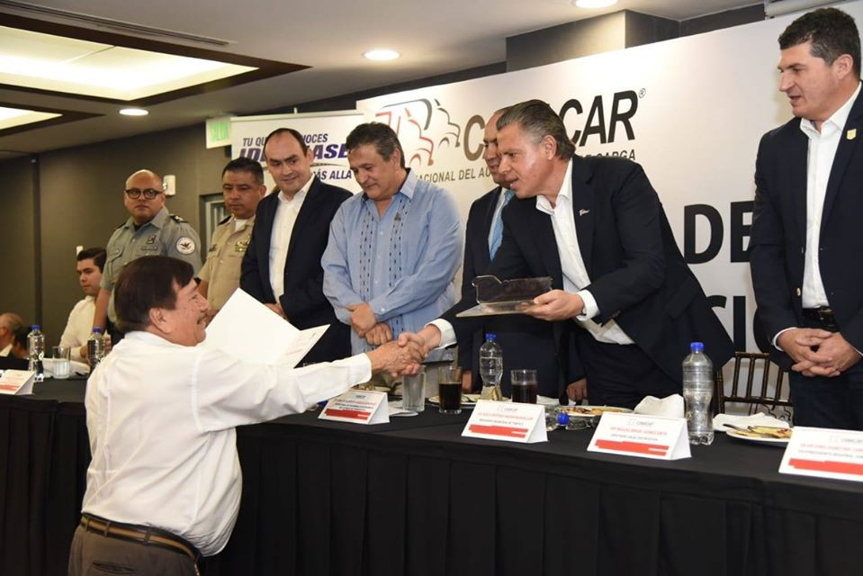 Asiste alcalde a toma de protesta de mesa Directiva de CANACAR