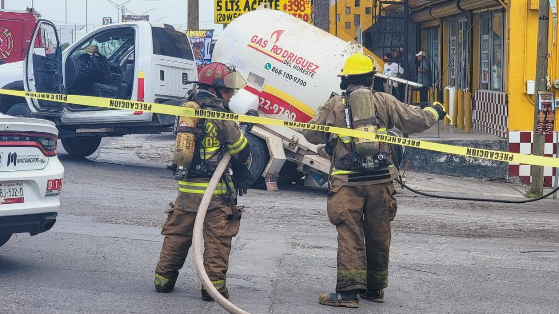 PC evita tragedia tras partirse en dos, camión de pipa de gas