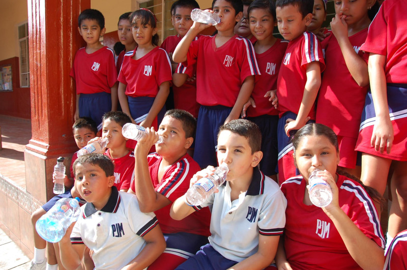 Secretaría de Salud llama a ciudadanos a mantenerse hidratados ante oleadas de calor 