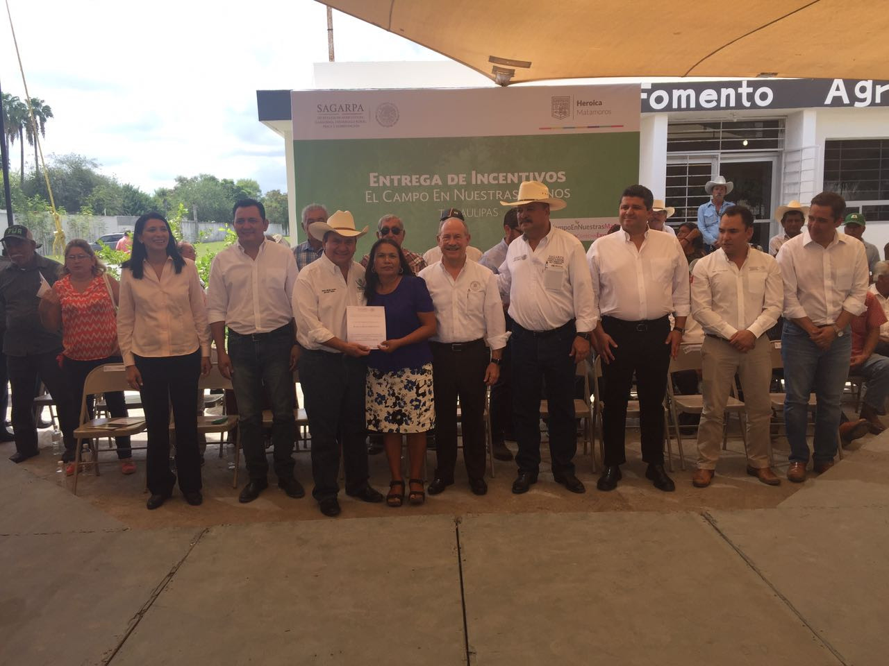 Chuchín entrega apoyos para el campo