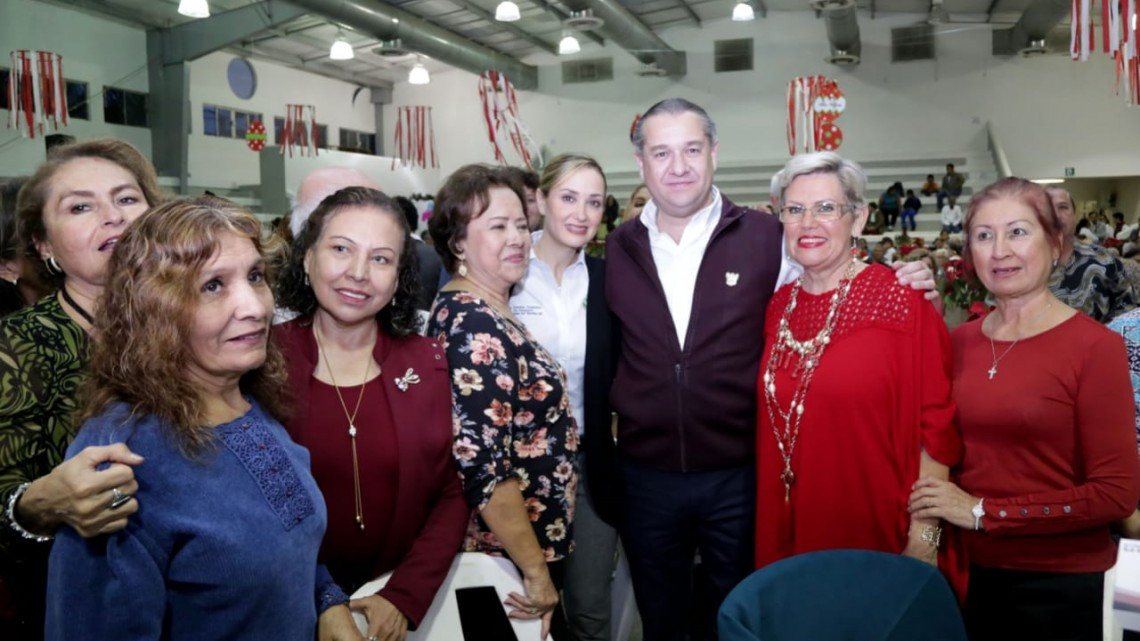 Lleva Adrián Oseguera espíritu navideño a adultos mayores 