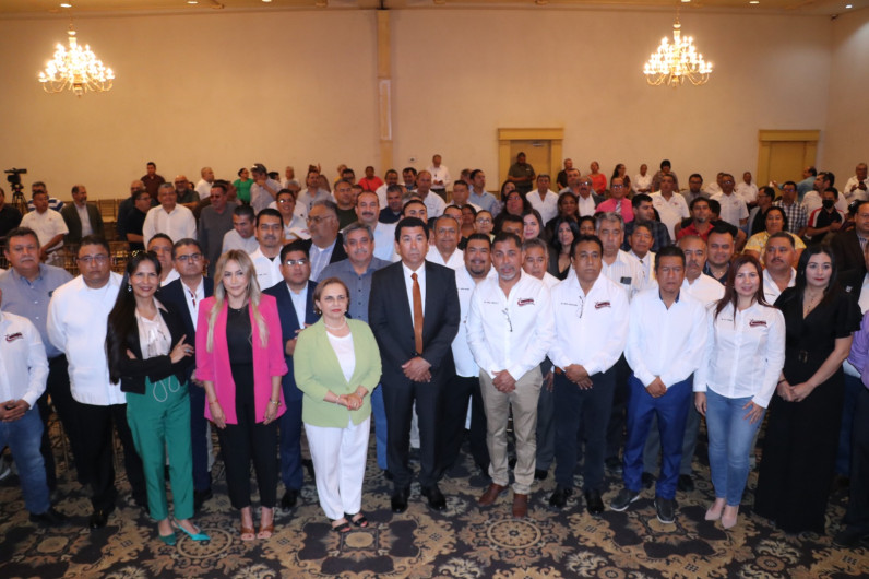 Alcalde Mario López toma protesta a nueva  Asociación Estatal integrada por Ex a Tec