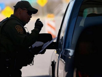 Demandan al gobierno de Trump por revisión de celulares en fronteras