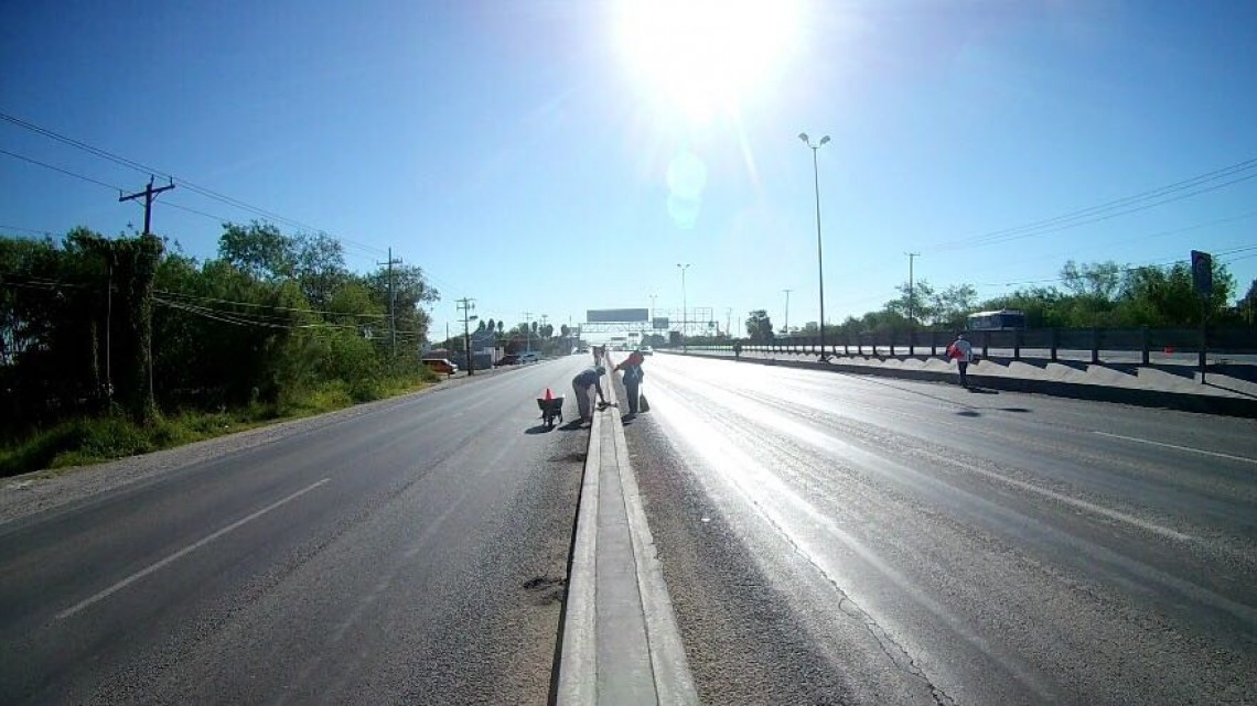 Delimitan cuadrillas municipales espacio para trabajar con seguridad
